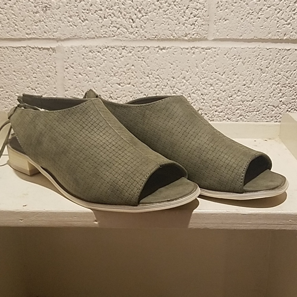 Brand New Journee Collection Sandal - Size 7